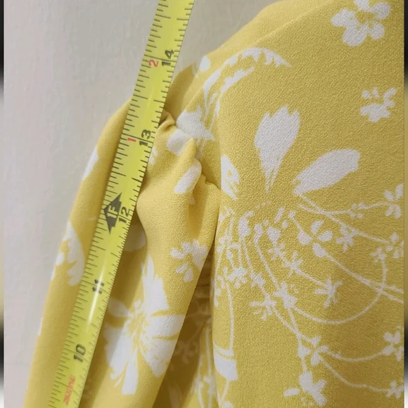 Mellóday Golden Yellow & White Floral Short Puff Sleeve Blouse Sz L NWT - Picture 15 of 16